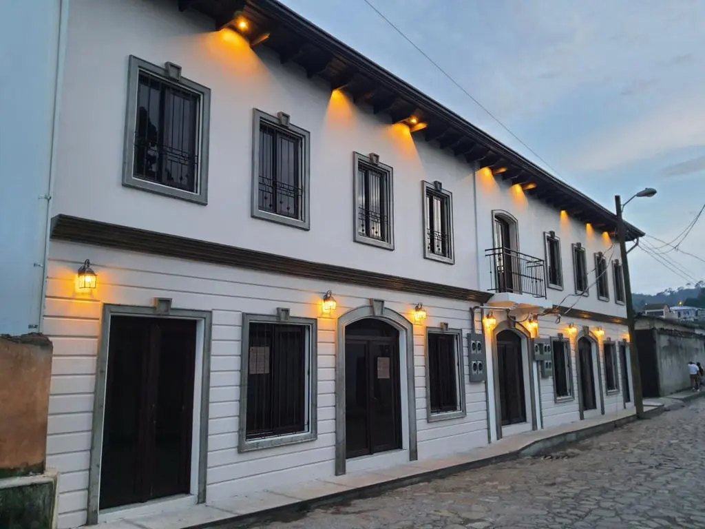 Complejo multifamiliar BancoCCI al atardecer