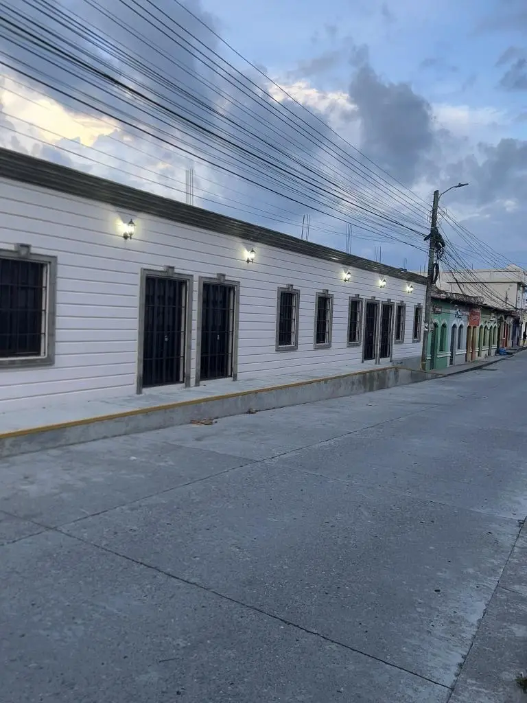 Render del edificio comercial BancoCCI con locales y apartamentos