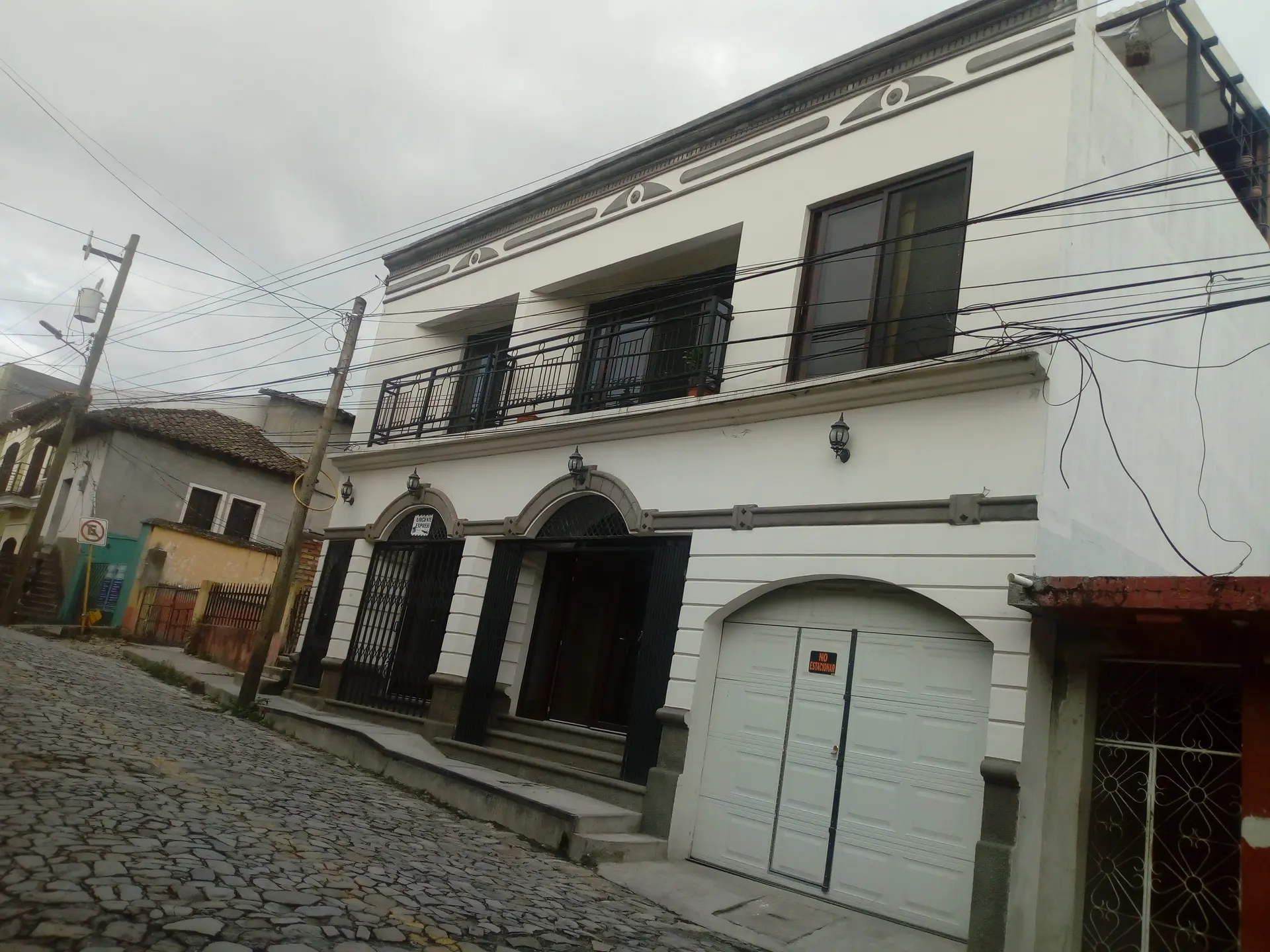 Casa Rivera terminada con fachada clásica